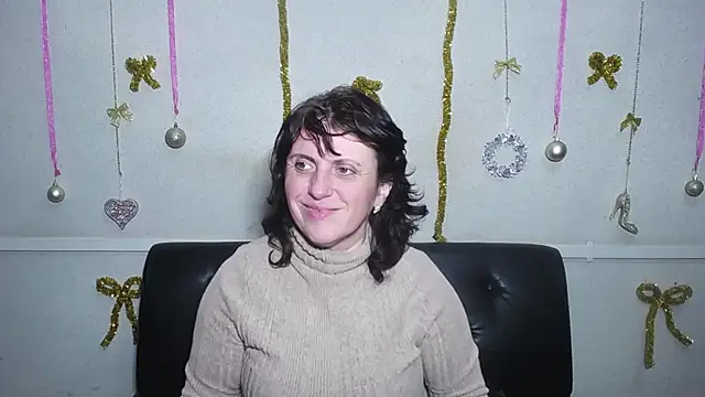 Snapshot of LuciaMii chatting on 12.19.24 LuciaMii online show from 12.19.24
