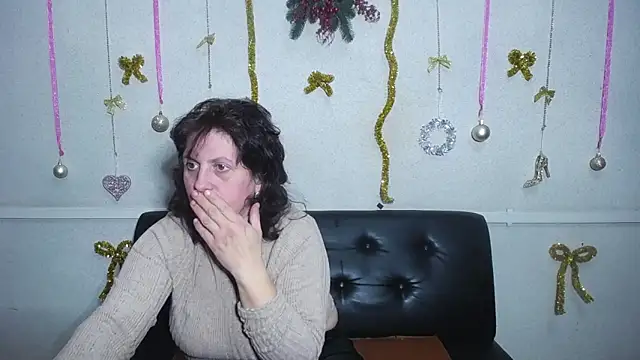 Snapshot of LuciaMii chatting on 12.19.24 LuciaMii online show from 12.19.24