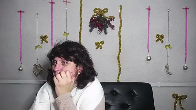 Snapshot of LuciaMii chatting on 12.24.24 LuciaMii online show from 12.24.24