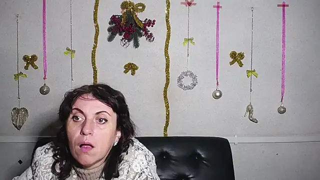 Snapshot of LuciaMii chatting on 12.26.24 LuciaMii online show from 12.26.24