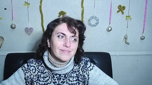 Snapshot of LuciaMii chatting on 12.29.24 LuciaMii online show from 12.29.24