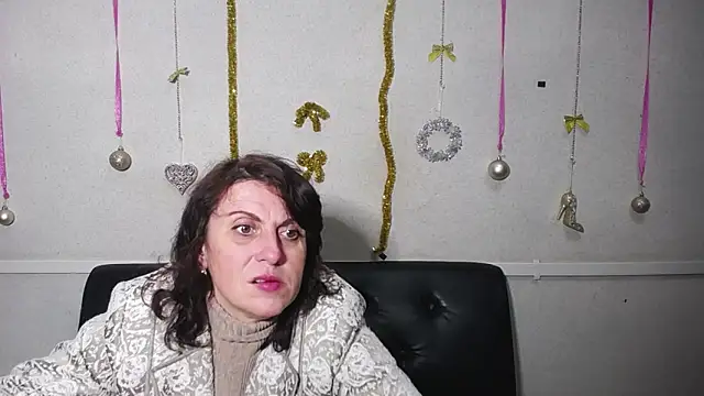 Snapshot of LuciaMii chatting on 01.15.25 LuciaMii online show from 01.15.25