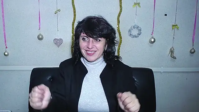 Snapshot of LuciaMii chatting on 01.18.25 LuciaMii online show from 01.18.25