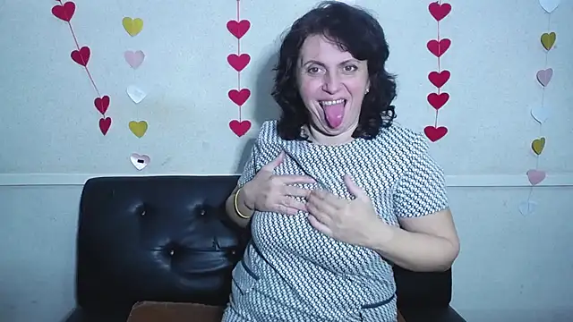 Snapshot of LuciaMii chatting on 02.01.25 LuciaMii online show from 02.01.25