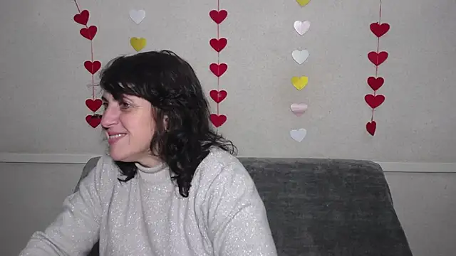 Snapshot of LuciaMii chatting on 02.13.25 LuciaMii online show from 02.13.25