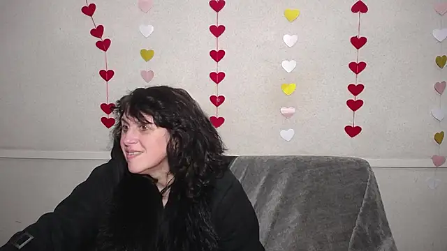 Snapshot of LuciaMii chatting on 02.15.25 LuciaMii online show from 02.15.25