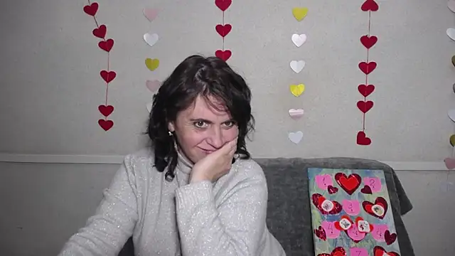 Snapshot of LuciaMii chatting on 02.15.25 LuciaMii online show from 02.15.25
