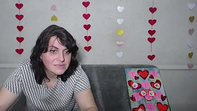 Snapshot of LuciaMii chatting on 02.17.25 LuciaMii online show from 02.17.25