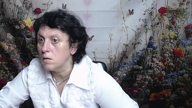 Snapshot of LuciaMii chatting on 09.16.25 LuciaMii online show from 09.16.25