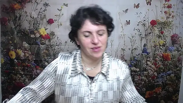 Snapshot of LuciaMii chatting on 09.22.25 LuciaMii online show from 09.22.25