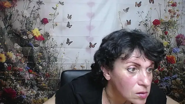 Snapshot of LuciaMii chatting on 09.25.25 LuciaMii online show from 09.25.25