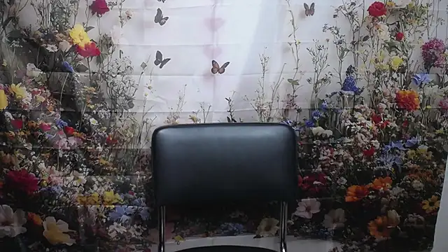 Snapshot of LuciaMii chatting on 09.27.25 LuciaMii online show from 09.27.25