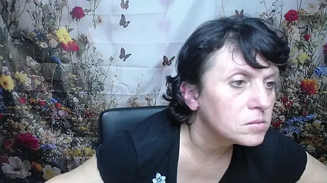 Snapshot of LuciaMii chatting on 09.30.25 LuciaMii online show from 09.30.25