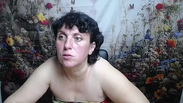 Snapshot of LuciaMii chatting on 10.06.25 LuciaMii online show from 10.06.25