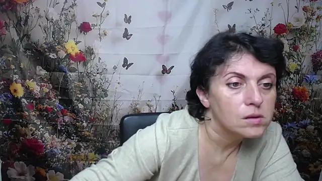 Snapshot of LuciaMii chatting on 10.07.25 LuciaMii online show from 10.07.25