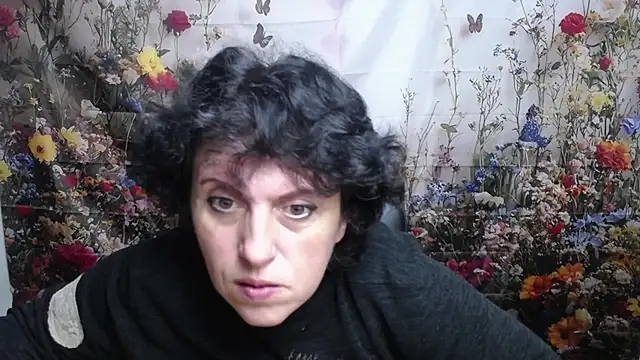 Snapshot of LuciaMii chatting on 10.10.25 LuciaMii online show from 10.10.25