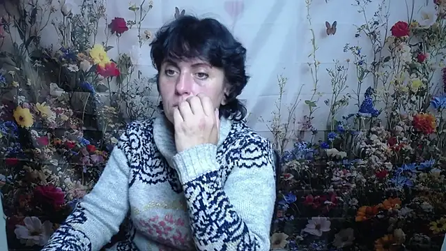 Snapshot of LuciaMii chatting on 10.15.25 LuciaMii online show from 10.15.25