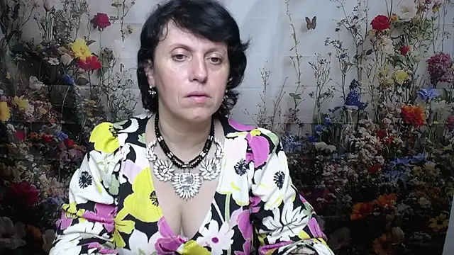 Snapshot of LuciaMii chatting on 10.16.25 LuciaMii online show from 10.16.25