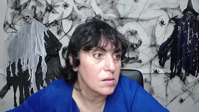 Snapshot of LuciaMii chatting on 10.21.25 LuciaMii online show from 10.21.25