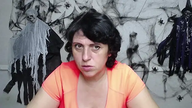 Snapshot of LuciaMii chatting on 10.25.25 LuciaMii online show from 10.25.25