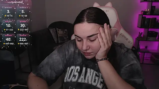 Snapshot of SexyWitch_666 chatting on 10.20.25 SexyWitch 666 online show from 10.20.25