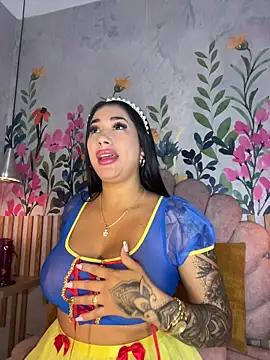 Snapshot of kiim_taaylor chatting on 10.13.25 kiim taaylor online show from 10.13.25