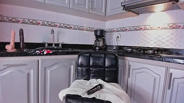 Snapshot of miamiller69 chatting on 02.08.25 miamiller69 online show from 02.08.25