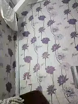 Snapshot of SweetLeila40 chatting on 02.14.25 SweetLeila40 online show from 02.14.25