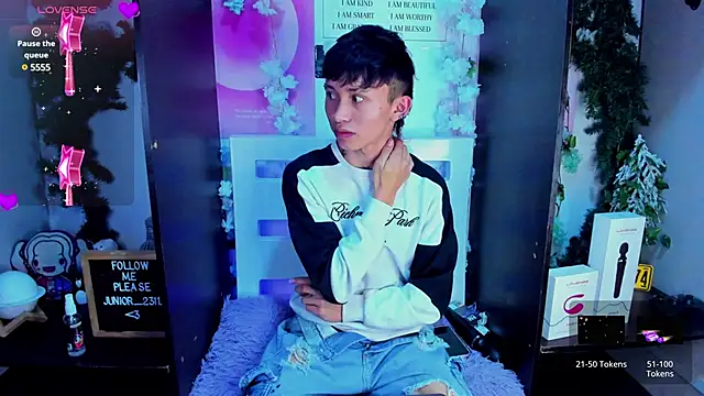 Snapshot of juniior_2311_ chatting on 02.19.25 juniior 2311 online show from 02.19.25