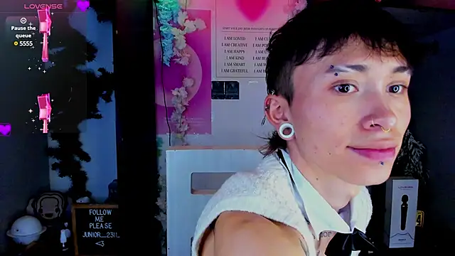 Snapshot of juniior_2311_ chatting on 02.19.25 juniior 2311 online show from 02.19.25