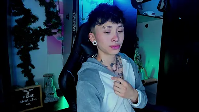Snapshot of juniior_2311_ chatting on 03.14.25 juniior 2311 online show from 03.14.25
