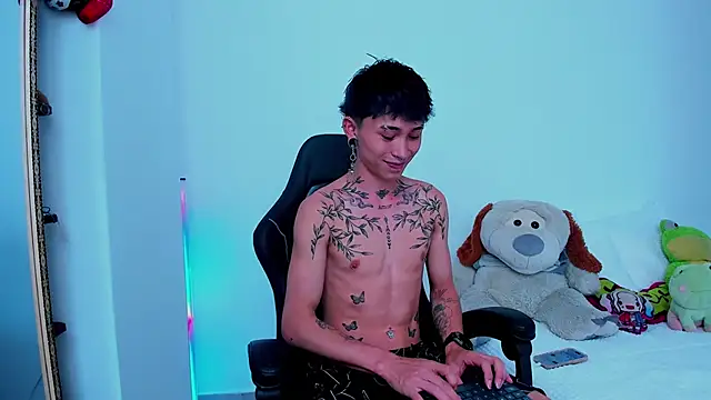 Snapshot of juniior_2311_ chatting on 10.24.25 juniior 2311 online show from 10.24.25