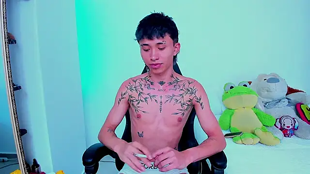 Snapshot of juniior_2311_ chatting on 10.30.25 juniior 2311 online show from 10.30.25