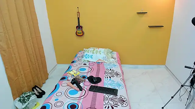 Snapshot of evaleribigtits18 chatting on 01.12.25 evaleribigtits18 online show from 01.12.25