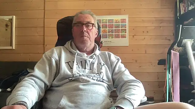 Snapshot of lelohop chatting on 04.22.26 lelohop online show from 04.22.26