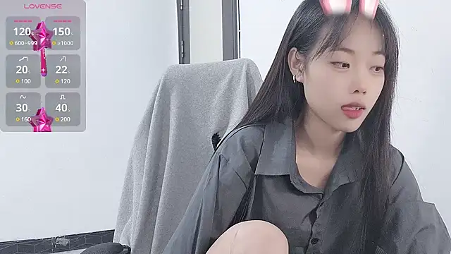 Snapshot of Lvy--v chatting on 12.12.24 Lvy--v online show from 12.12.24