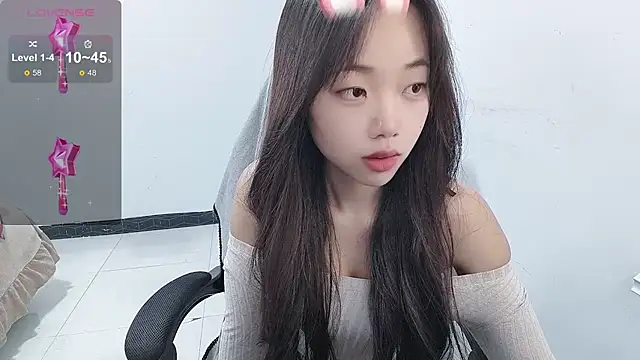 Snapshot of Lvy--v chatting on 12.24.24 Lvy--v online show from 12.24.24