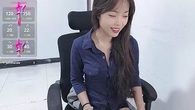 Snapshot of Lvy--v chatting on 12.26.24 Lvy--v online show from 12.26.24