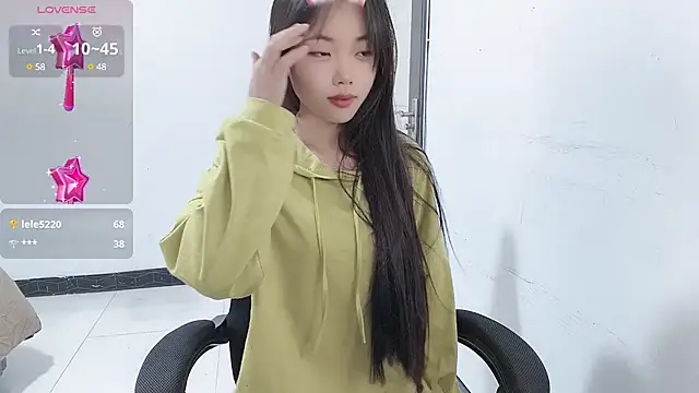 Snapshot of Lvy--v chatting on 01.11.25 Lvy--v online show from 01.11.25