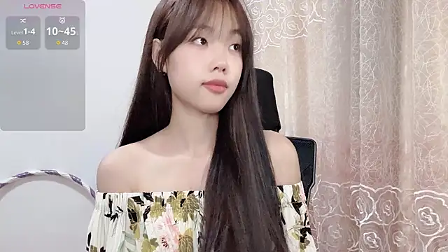 Snapshot of Lvy--v chatting on 10.06.25 Lvy--v online show from 10.06.25