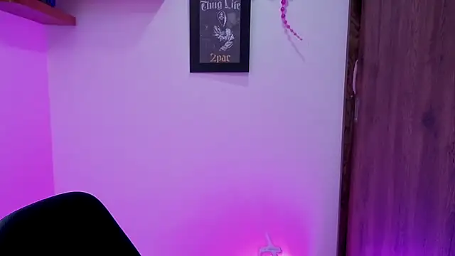 Snapshot of avans_15 chatting on 10.17.25 avans 15 online show from 10.17.25