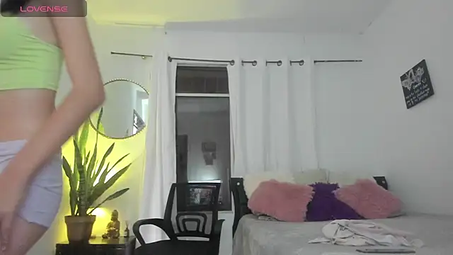 Snapshot of Sophie_sweett19 chatting on 09.14.25 Sophie sweett19 online show from 09.14.25