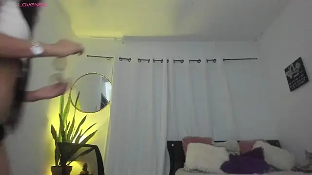 Snapshot of Sophie_sweett19 chatting on 09.15.25 Sophie sweett19 online show from 09.15.25