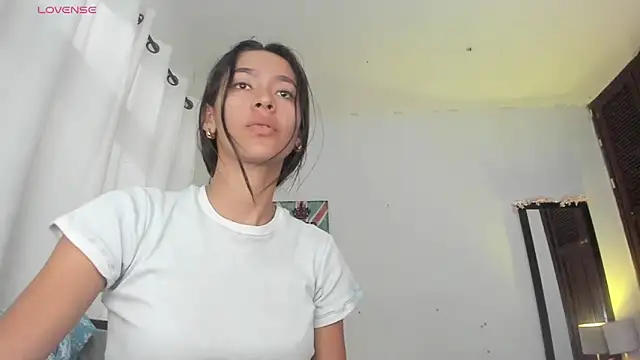 Snapshot of Sophie_sweett19 chatting on 10.10.25 Sophie sweett19 online show from 10.10.25