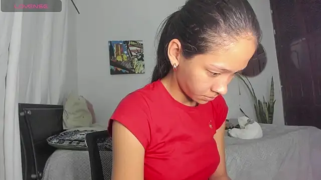 Snapshot of Sophie_sweett19 chatting on 11.06.25 Sophie sweett19 online show from 11.06.25