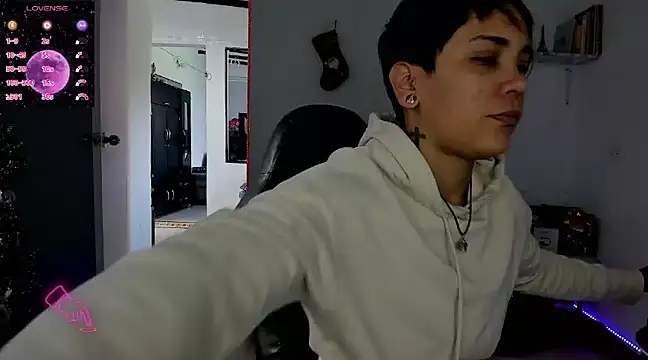 Snapshot of ZhoeStrong chatting on 12.21.24 ZhoeStrong online show from 12.21.24