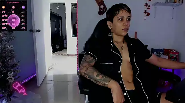 Snapshot of ZhoeStrong chatting on 12.23.24 ZhoeStrong online show from 12.23.24