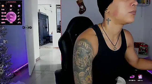 Snapshot of ZhoeStrong chatting on 12.26.24 ZhoeStrong online show from 12.26.24