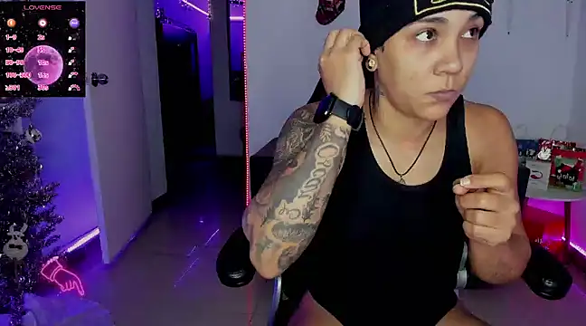 Snapshot of ZhoeStrong chatting on 12.27.24 ZhoeStrong online show from 12.27.24