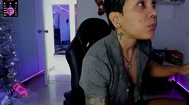 Snapshot of ZhoeStrong chatting on 01.07.25 ZhoeStrong online show from 01.07.25